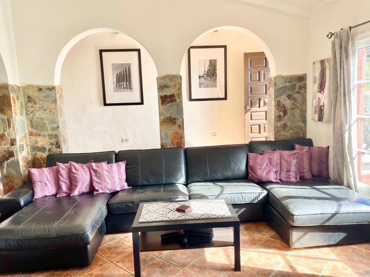 Villa Consuelo - Quiet Location Close To Resorts Buzanada Exterior photo